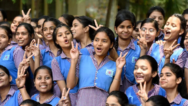 टॉपर्स की लिस्ट में फिर लड़कियों का दबदबा, अनुष्का ने रचा इतिहास!