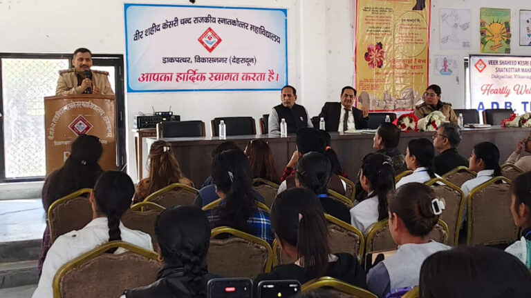 महिला दिवस पर दून पुलिस का बड़ा कदम, छात्राओं को सिखाया सुरक्षा का सबक