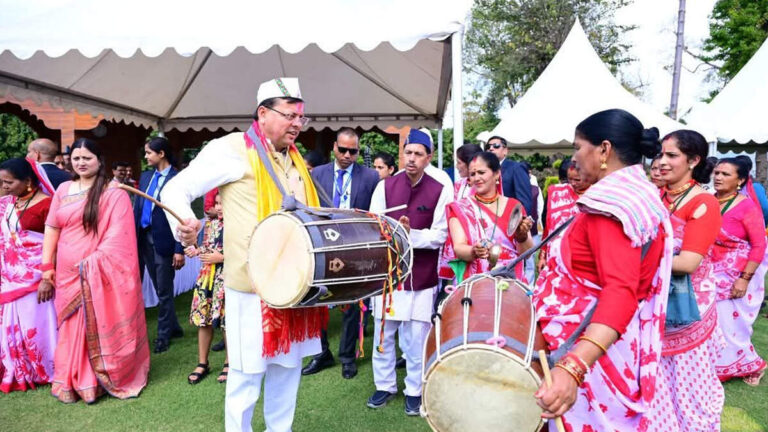 सीएम धामी संग लोक कलाकारों ने खेली रंगों की होली, छोलिया से लेकर थारू नृत्य ने लूटी महफिल