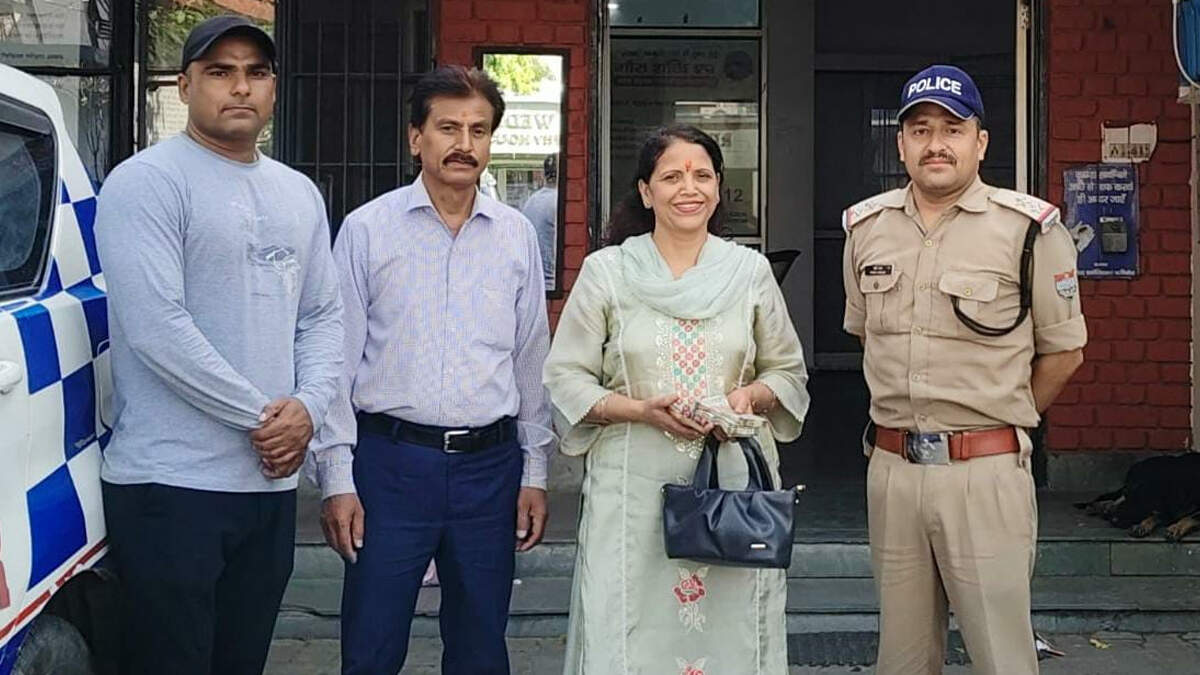 मिसाल बनी ऋषिकेश पुलिस, महिला का कीमती सामान लौटाकर जीता सम्मान