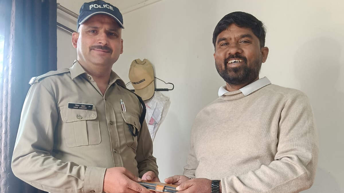 श्रद्धालु की मदद कर हीरो बनी दून पुलिस, मोबाइल लौटाया तो छलक पड़ी आंखें