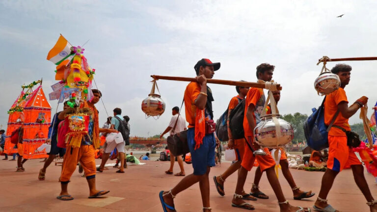 कांवड़ यात्रा में DJ पर बवाल! अश्लील इशारे से मचा हंगामा, दरोगा घायल –