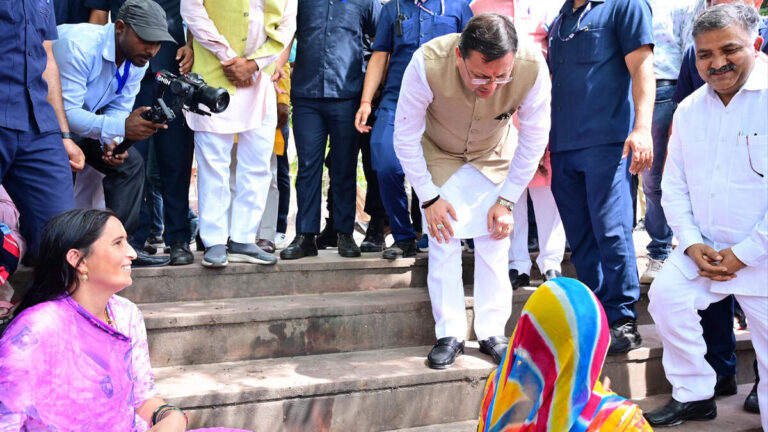 श्रद्धालुओं के बीच अचानक पहुंचे मुख्यमंत्री, हरिद्वार घाट पर दिखा नया अवतार