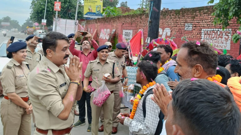 कांवड़ मेले में SSP देहरादून का अनोखा स्वागत, फूल-मालाओं से जीता श्रद्धालुओं का दिल –