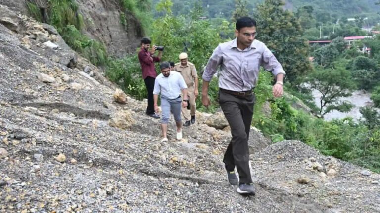 Dehradun Disaster : देहरादून आपदा में डीएम सविन बंसल मैदान में, 70 लोगों की बचाई जान