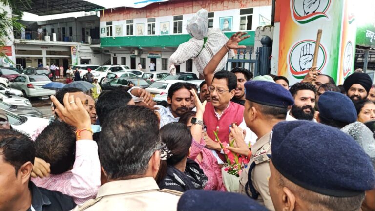 देहरादून में हंगामा! BJP-कांग्रेस कार्यकर्ताओं की भयंकर भिड़ंत, पुलिस के सामने गूंजे तीखे नारे