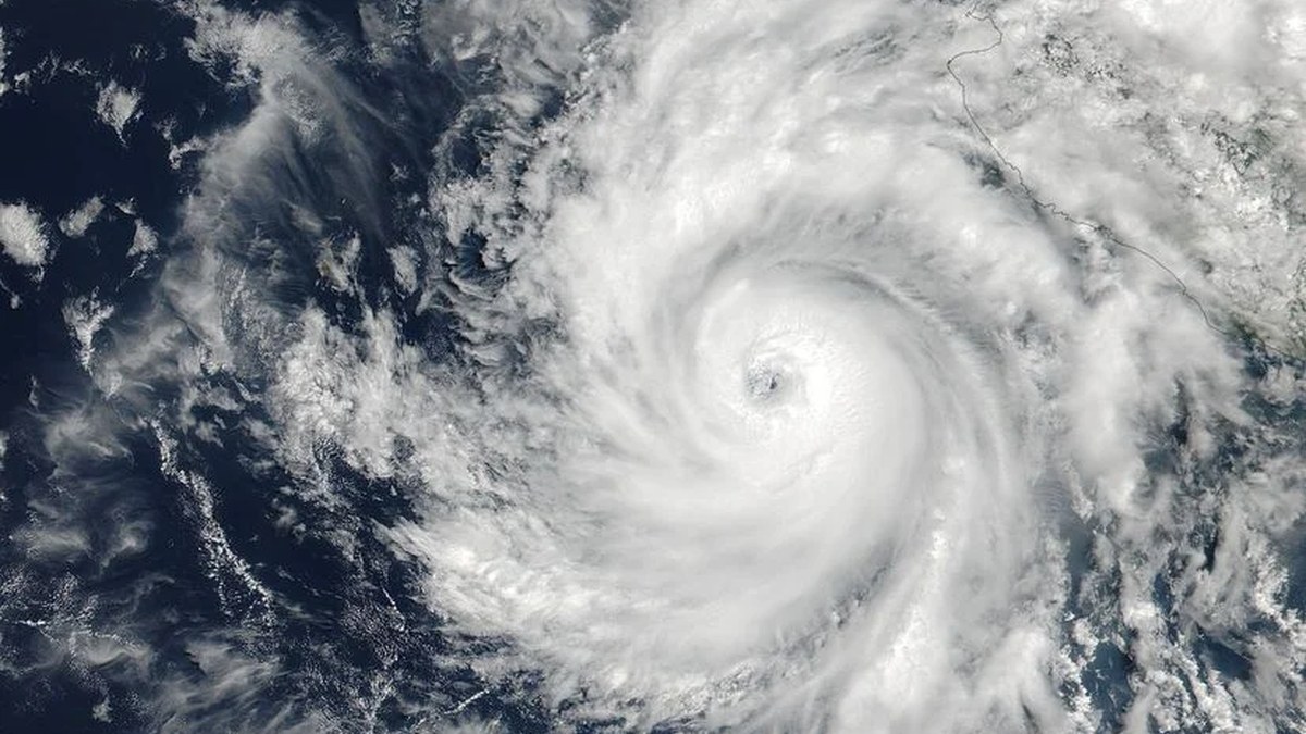 कैटेगरी 4 में बदला Hurricane Simon: मैक्सिको के तट की ओर बढ़ा खतरनाक तूफान, जानें ताजा अपडेट